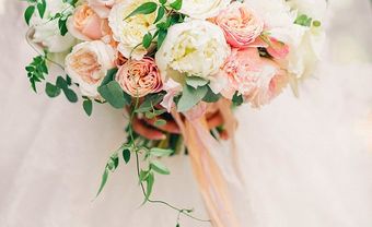 Hoa cầm tay cô dâu trang nhã kết từ hoa hồng Anh quốc - Blog Marry