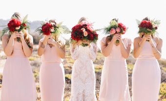 Hoa cầm tay cô dâu màu đỏ nổi bật kết từ hoa mẫu đơn - Blog Marry