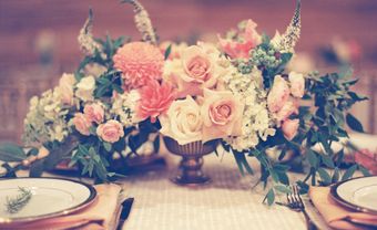 Hoa trang trí bàn tiệc tông hồng cam kết từ hoa hồng - Blog Marry