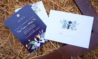 Thiệp cưới đẹp in họa tiết hoa lan tông xanh navy sang trọng - Blog Marry