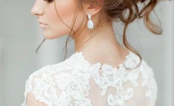 Tóc cô dâu đẹp uốn lọn, bới cao lỏng tay - Blog Marry