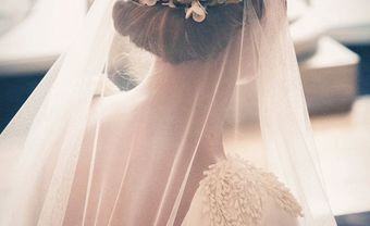 Tóc cô dâu đẹp búi thấp kết hợp lúp voan mềm mại - Blog Marry