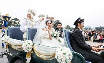 Đám cưới cổ tích tại lâu đài Disneyland của ngôi sao Indonesia - Blog Marry