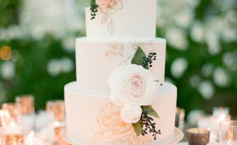 Mẫu bánh cưới đẹp phủ fondant kèm họa tiết vẽ tay sắc sảo - Blog Marry