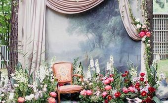 Backdrop hoa chụp ảnh cưới kết hợp lụa mềm mại - Blog Marry