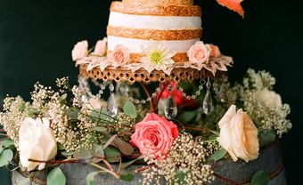 Bánh cưới đẹp phong cách rustic mộc mạc phối hoa tươi - Blog Marry