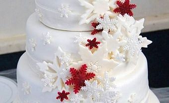 Bánh cưới đẹp màu trắng trang trí hoa tuyết trắng đỏ - Blog Marry
