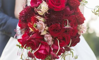 Hoa cầm tay cô dâu màu đỏ rực rỡ cho tiệc cưới mùa Xuân - Blog Marry