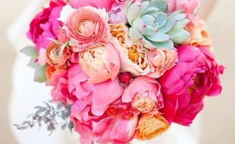 Hoa cầm tay cô dâu rực rỡ với sắc hồng tươi kết từ mẫu đơn - Blog Marry