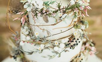 Bánh cưới đẹp trang trí hoa tươi đậm phong cách rustic - Blog Marry