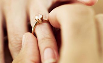 Bảo quản nhẫn cưới nên tránh 3 điều này để giữ mãi vẻ sáng bóng - Blog Marry