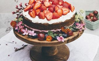 Bánh cưới đẹp phủ kem trang trí cùng hoa và trái cây tươi đẹp mắt - Blog Marry