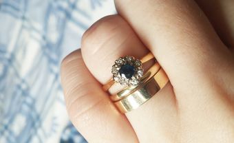 Chọn nhẫn đính hôn đẹp với mặt đá màu xanh đại dương bí ẩn - Blog Marry