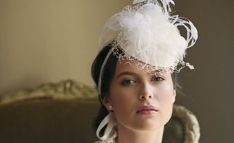 Hình Ảnh Hoa Cài Tóc Đẹp Cho Cô Dâu Với Phong Cách Cổ Điển - Blog Marry