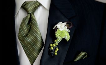 Hoa cài áo chú rể màu trắng: Chút thanh tao cho mùa nóng - Blog Marry