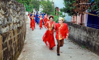 Bộ ảnh cưới tràn ngập tiếng cười của cặp đôi Nghệ An bên những người bạn - Blog Marry