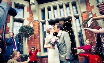 Cặp đôi tổ chức đám cưới 66 lần khắp thế giới - Blog Marry