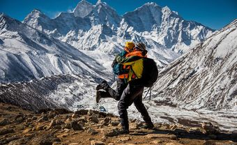 Cặp đôi chịu khổ, chịu lạnh lên tận đỉnh Everest làm đám cưới - Blog Marry