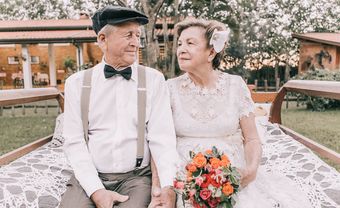 Ấm lòng với bộ ảnh cưới đầu tiên của cặp đôi già trong 60 năm - Blog Marry