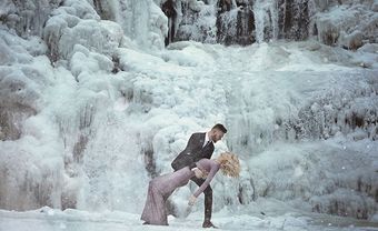 Bộ ảnh cưới chụp ở thác nước đóng băng đẹp lạ lùng - Blog Marry