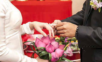 Tinh tế với 3 kiểu bó hoa sen cầm tay cô dâu cho đám cưới đầu Xuân - Blog Marry