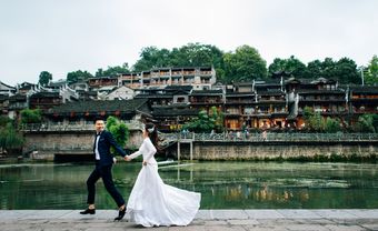 Bộ ảnh cưới Phượng Hoàng cổ trấn đẹp lung linh như phim Hoa ngữ - Blog Marry