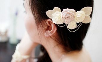 Cách chọn hoa cài đầu phù hợp cho những cô dâu lãng mạn - Blog Marry