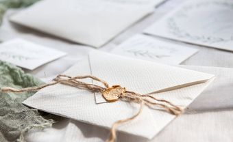 Gợi ý chọn mẫu thiệp cưới với con dấu sáp sang trọng - Blog Marry