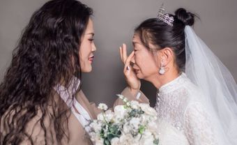 Mẹ già đơn thân bật khóc trong bộ ảnh cưới cùng "chú rể" là chính con gái - Blog Marry