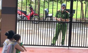 Ánh mắt trìu mến của người chiến sĩ công an Đà Nẵng khi tranh thủ về thăm nhà nhưng chỉ dám đứng từ xa khiến nhiều người rưng rưng - Blog Marry