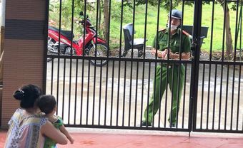 Ánh mắt trìu mến của người chiến sĩ công an Đà Nẵng khi tranh thủ về thăm nhà nhưng chỉ dám đứng từ xa khiến nhiều người rưng rưng - Blog Marry