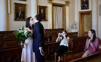 Những khoảnh khắc tình yêu gây xúc động thời cách ly - Blog Marry