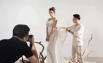 Hậu trường chụp ảnh: Hé lộ hình ảnh váy cưới độc quyền của NTK Phan Anh Tuấn dành cho siêu mẫu Võ Hoàng Yến - Blog Marry