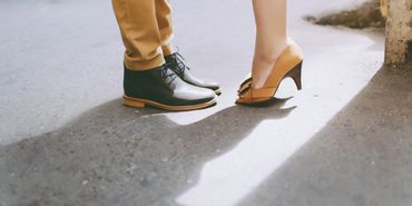 Ảnh cưới dễ thương trong con hẻm nhỏ - CHIT Photography - Hình 11