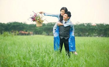 Ảnh cưới đẹp trên đồng cỏ xanh - Cỏ studio - Hình 6