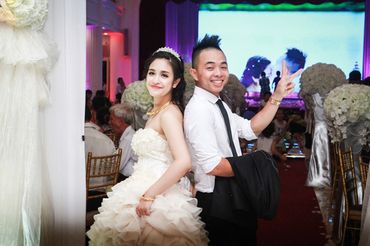 Không gian đám cưới lộng lẫy của 2 cặp hot teen Việt - Trung tâm tổ chức sự kiện và tiệc cưới Queen Bee - Hình 24