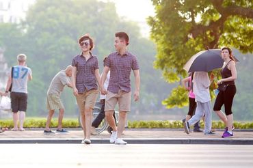 Ấn tượng với nụ hôn ngược trong bộ ảnh cưới ‘Hà Nội và hai thằng bạn’ - AHuy - Hình 1