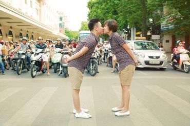 Ấn tượng với nụ hôn ngược trong bộ ảnh cưới ‘Hà Nội và hai thằng bạn’ - AHuy - Hình 4