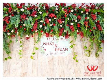 Trang trí backdrop đẹp với tông màu đỏ - Công Ty Công Nghệ Cưới - Hình 5