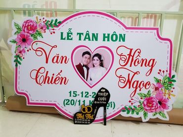 BẢNG TÊN CÔ DÂU CHÚ RỂ ĐÁM CƯỚI ĐẸP TREO TƯỜNG DÁN TƯỜNG TREO PHÔNG MÀN VẢI SÂN KHẤU | THIỆP CƯỚI THI THI CẦN THƠ - In Thiệp Cưới Giá Rẻ Đẹp uy tín Thi Thi Cần Thơ - Hình 19