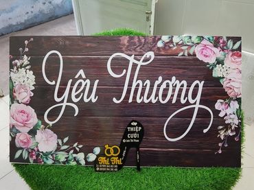 BẢNG TÊN CÔ DÂU CHÚ RỂ ĐÁM CƯỚI ĐẸP TREO TƯỜNG DÁN TƯỜNG TREO PHÔNG MÀN VẢI SÂN KHẤU | THIỆP CƯỚI THI THI CẦN THƠ - In Thiệp Cưới Giá Rẻ Đẹp uy tín Thi Thi Cần Thơ - Hình 15