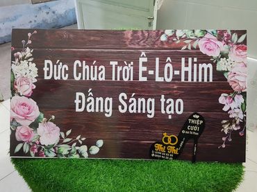 BẢNG TÊN CÔ DÂU CHÚ RỂ ĐÁM CƯỚI ĐẸP TREO TƯỜNG DÁN TƯỜNG TREO PHÔNG MÀN VẢI SÂN KHẤU | THIỆP CƯỚI THI THI CẦN THƠ - In Thiệp Cưới Giá Rẻ Đẹp uy tín Thi Thi Cần Thơ - Hình 2