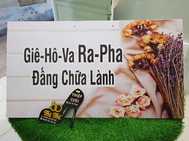 BẢNG TÊN CÔ DÂU CHÚ RỂ ĐÁM CƯỚI ĐẸP TREO TƯỜNG DÁN TƯỜNG TREO PHÔNG MÀN VẢI SÂN KHẤU | THIỆP CƯỚI THI THI CẦN THƠ - In Thiệp Cưới Giá Rẻ Đẹp uy tín Thi Thi Cần Thơ - Hình 10