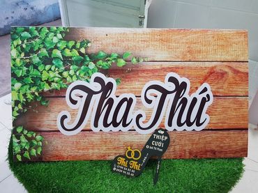 BẢNG TÊN CÔ DÂU CHÚ RỂ ĐÁM CƯỚI ĐẸP TREO TƯỜNG DÁN TƯỜNG TREO PHÔNG MÀN VẢI SÂN KHẤU | THIỆP CƯỚI THI THI CẦN THƠ - In Thiệp Cưới Giá Rẻ Đẹp uy tín Thi Thi Cần Thơ - Hình 5