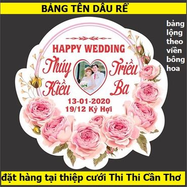 BẢNG TÊN CÔ DÂU CHÚ RỂ ĐÁM CƯỚI ĐẸP TREO TƯỜNG DÁN TƯỜNG TREO PHÔNG MÀN VẢI SÂN KHẤU | THIỆP CƯỚI THI THI CẦN THƠ - In Thiệp Cưới Giá Rẻ Đẹp uy tín Thi Thi Cần Thơ - Hình 14