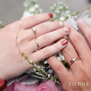 Nhẫn cặp cưới khác với nhẫn cầu hôn như thế nào? Tất tần tật về cặp nhẫn cưới chuẩn bạn cần biết - Nhẫn cưới Tierra - Hình 2