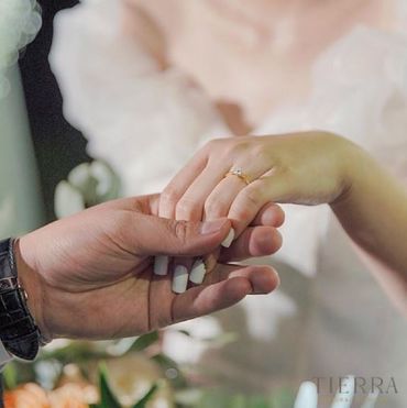 Nhẫn cặp cưới khác với nhẫn cầu hôn như thế nào? Tất tần tật về cặp nhẫn cưới chuẩn bạn cần biết - Nhẫn cưới Tierra - Hình 1