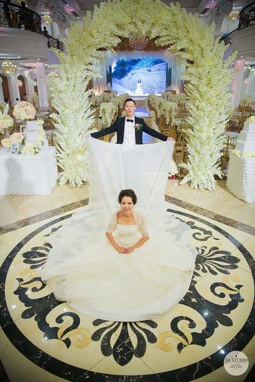 Không gian đám cưới lộng lẫy của 2 cặp hot teen Việt - Trung tâm tổ chức sự kiện và tiệc cưới Queen Bee - Hình 2