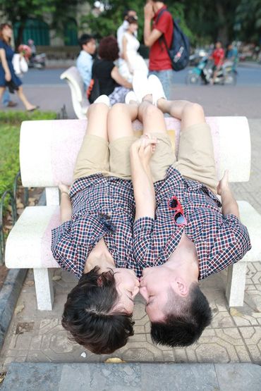 Ấn tượng với nụ hôn ngược trong bộ ảnh cưới ‘Hà Nội và hai thằng bạn’ - AHuy - Hình 6